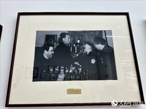 萬(wàn)徒勒里（左一）與艾青、蕭三、齊白石的老照片。人民網(wǎng)記者 周雨攝
