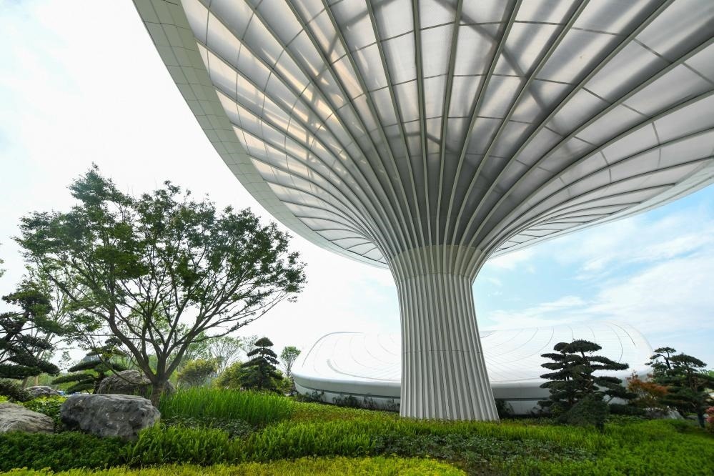 這是2024年4月22日拍攝的成都世園會(huì)主會(huì)場(chǎng)入口處的“芙蓉花”底部，它兼具收集雨水、循環(huán)利用的功能。新華社記者 王曦 攝