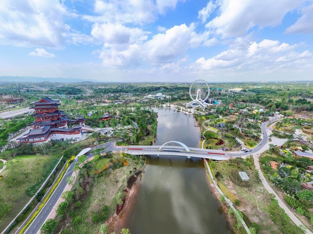 這是2024年4月22日拍攝的成都世園會(huì)主會(huì)場(chǎng)（無人機(jī)照片）。新華社記者 王曦 攝