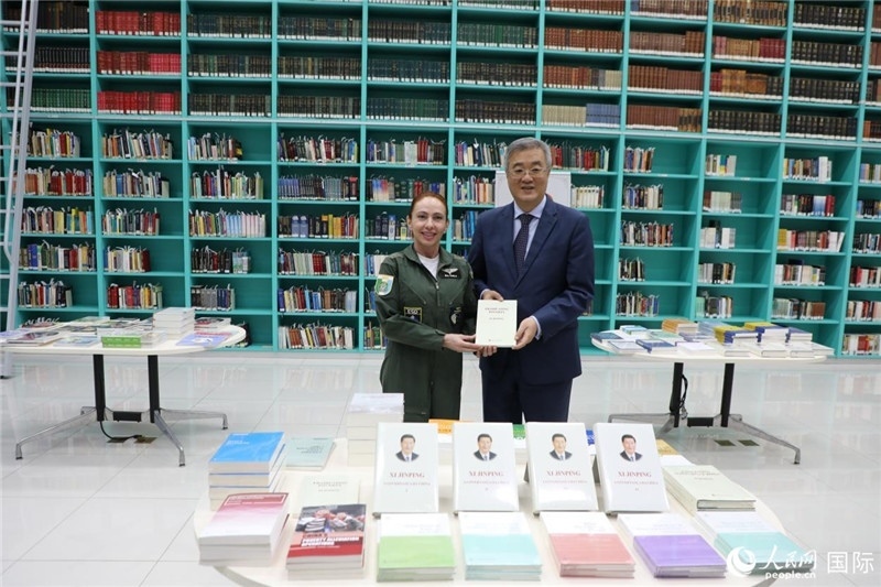 授課后，中國駐巴西大使祝青橋向巴西高等防務學院圖書館捐贈了150本書籍。圖為祝青橋和巴西高等防務學院院長卡拉·利里奧·馬丁斯在圖書捐贈儀式上。 人民網(wǎng)記者 陳一鳴攝