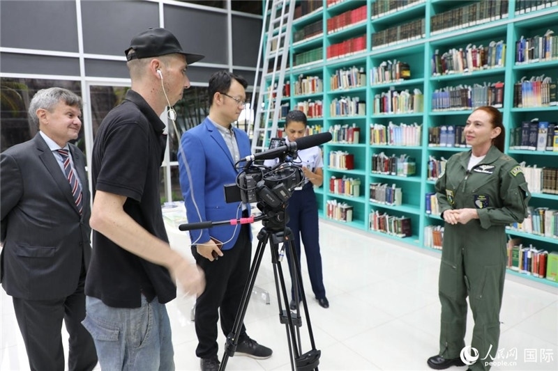 巴西高等防務學院院長卡拉·利里奧·馬丁斯接受了人民網(wǎng)的視頻采訪。 人民網(wǎng)記者 陳一鳴攝