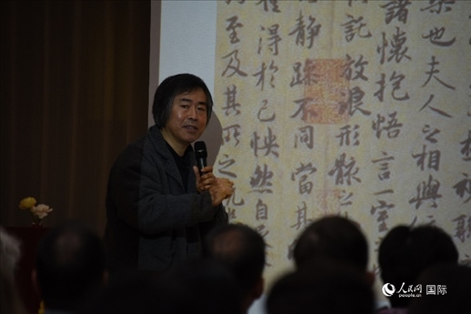 國家畫院王東聲教授介紹中國書法作品。人民網(wǎng)記者 殷淼攝