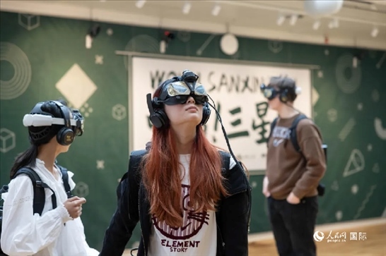 體驗三星堆VR文化。中國駐瑞典大使館供圖