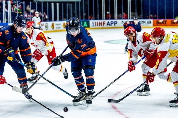 雙方球員爭(zhēng)搶。圖片來源：國(guó)際冰聯(lián)