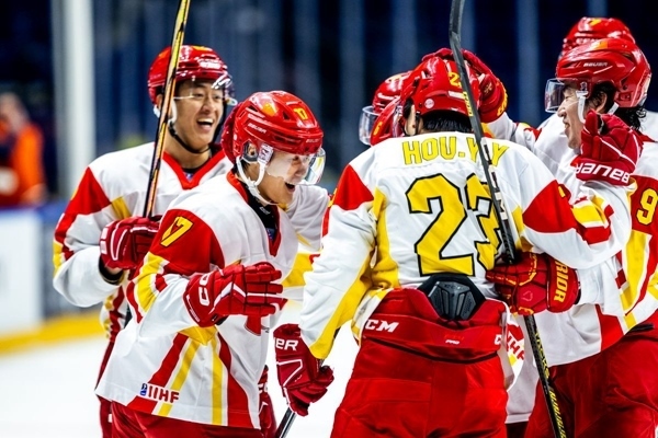 中國(guó)隊(duì)球員慶祝進(jìn)球。圖片來源：國(guó)際冰聯(lián)