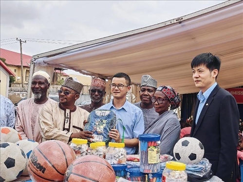 中尼友誼示范校物資捐贈(zèng)。駐尼日利亞使館供圖