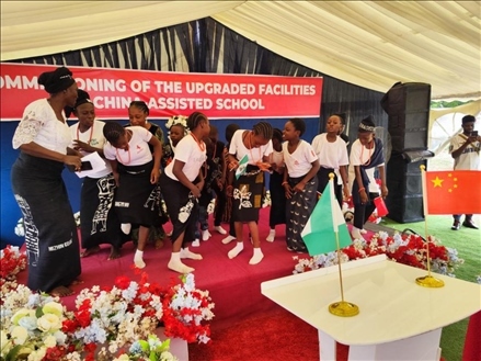 師生們載歌載舞。駐尼日利亞使館供圖