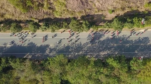 1月6日，健身愛好者在徒步活動中（無人機照片）。新華社記者 黃國保攝