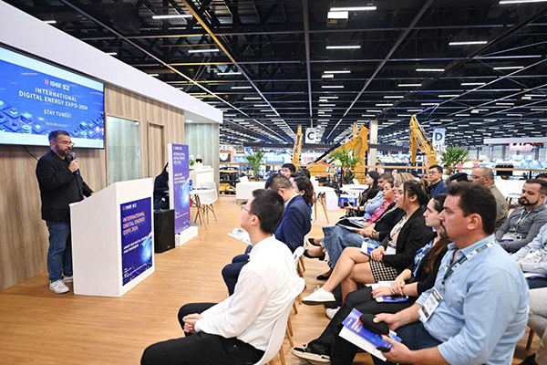 當(dāng)?shù)貢r(shí)間4月26日，深圳市發(fā)展和改革委員會(huì)在巴西圣保羅國(guó)際工程機(jī)械及礦山機(jī)械展上舉行專題推介會(huì)，介紹將于今年下半年在深圳市舉辦的2024國(guó)際數(shù)字能源展。 2024國(guó)際數(shù)字能源展組委會(huì)供圖