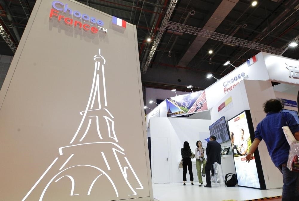 2019年11月5日，第二屆中國國際進(jìn)口博覽會在上海國家會展中心開幕。這是參觀者走過法國國家館。新華社記者 張玉薇 攝