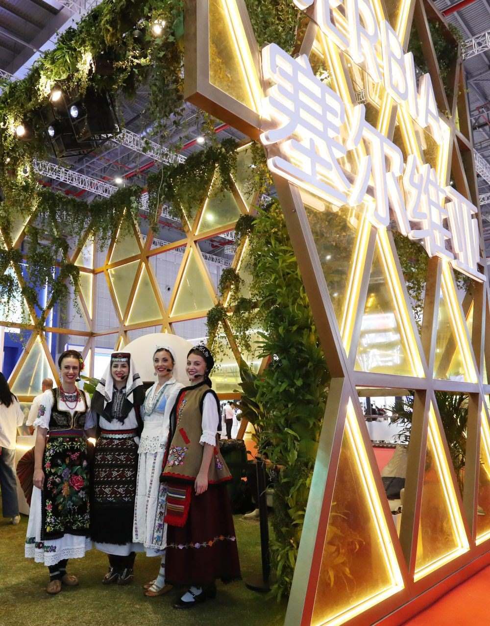 2023年11月6日，身著傳統(tǒng)服飾的演職人員在上海進(jìn)博會國家展塞爾維亞展臺迎接參觀者。第六屆進(jìn)博會國家展全面恢復(fù)線下舉辦，洪都拉斯、塞爾維亞、越南、南非、哈薩克斯坦作為本屆進(jìn)博會主賓國在國家展亮相。新華社記者 方喆 攝