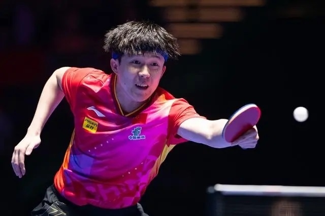 2024年4月15日，王楚欽在澳門世界杯比賽中回球。新華社記者 張金加攝