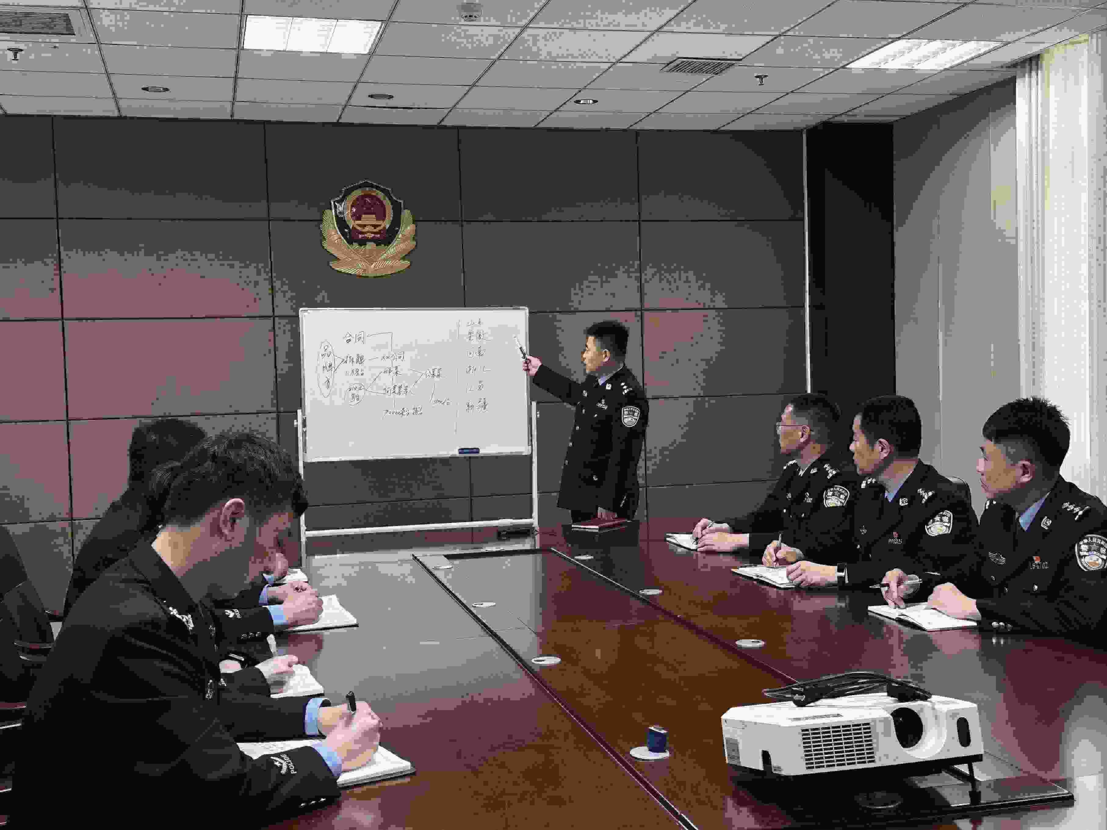 專案組辦案民警介紹案情。人民網記者 郝萍攝