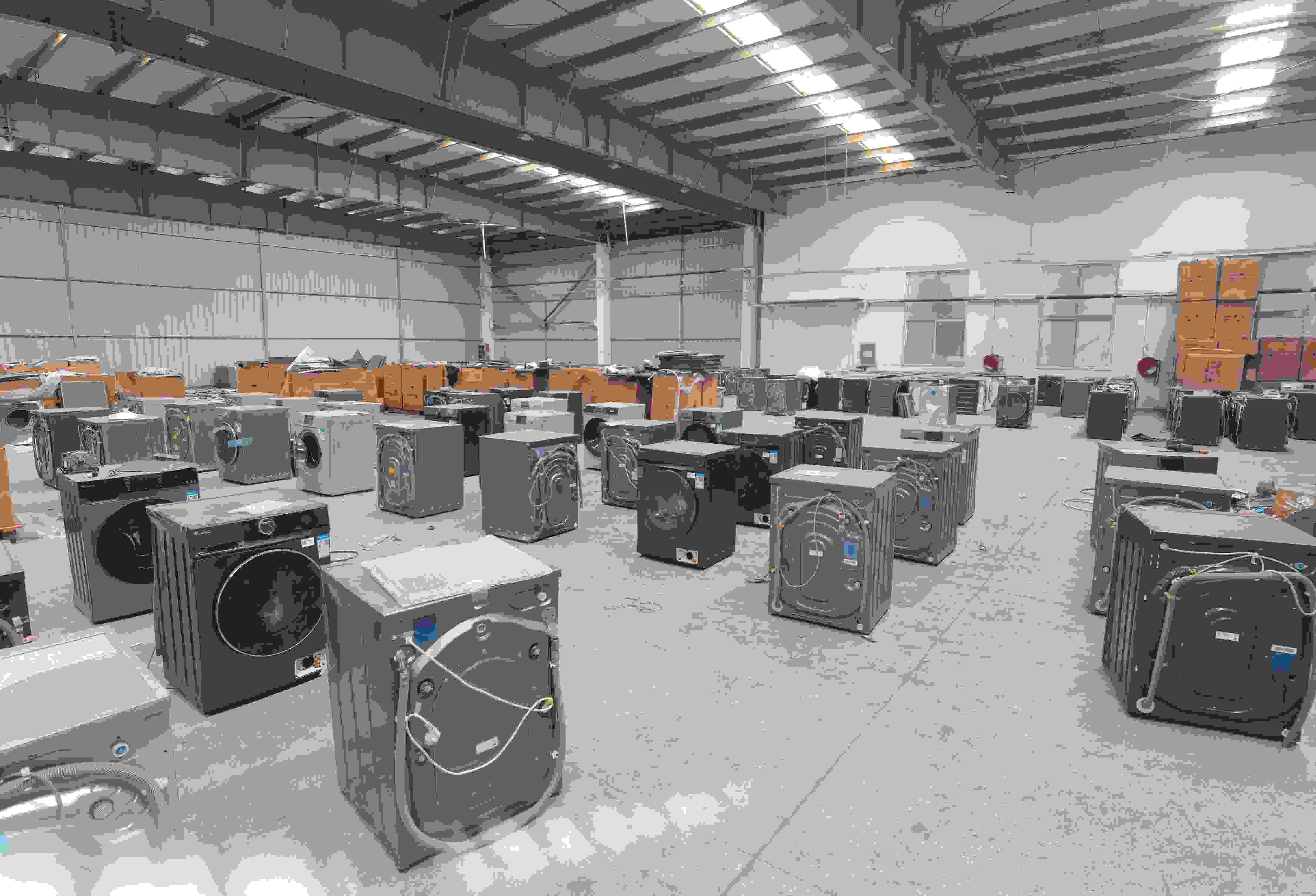 專案組民警查扣涉案場所及假冒知名品牌洗衣機。巨野警方供圖