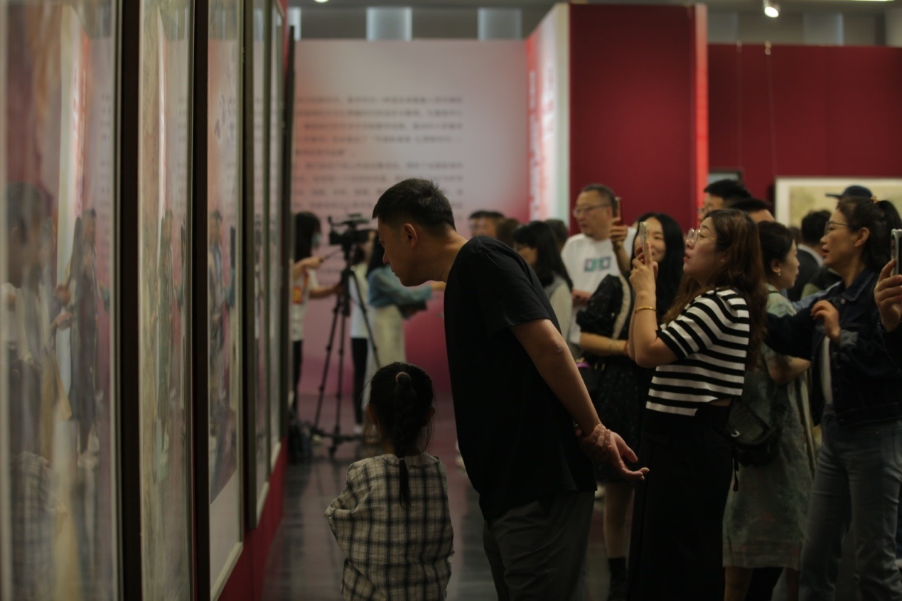 嘉賓及教研員、教師代表參觀展覽。主辦方供圖