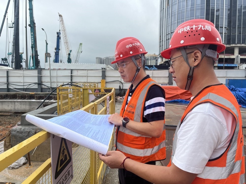 2024年4月26日，深圳市五一勞動獎?wù)芦@得者、中鐵十九局軌道公司項目副經(jīng)理夏荔（左）在穗莞深城際鐵路前皇段皇崗口岸站建設(shè)現(xiàn)場忙碌。新華社發(fā)