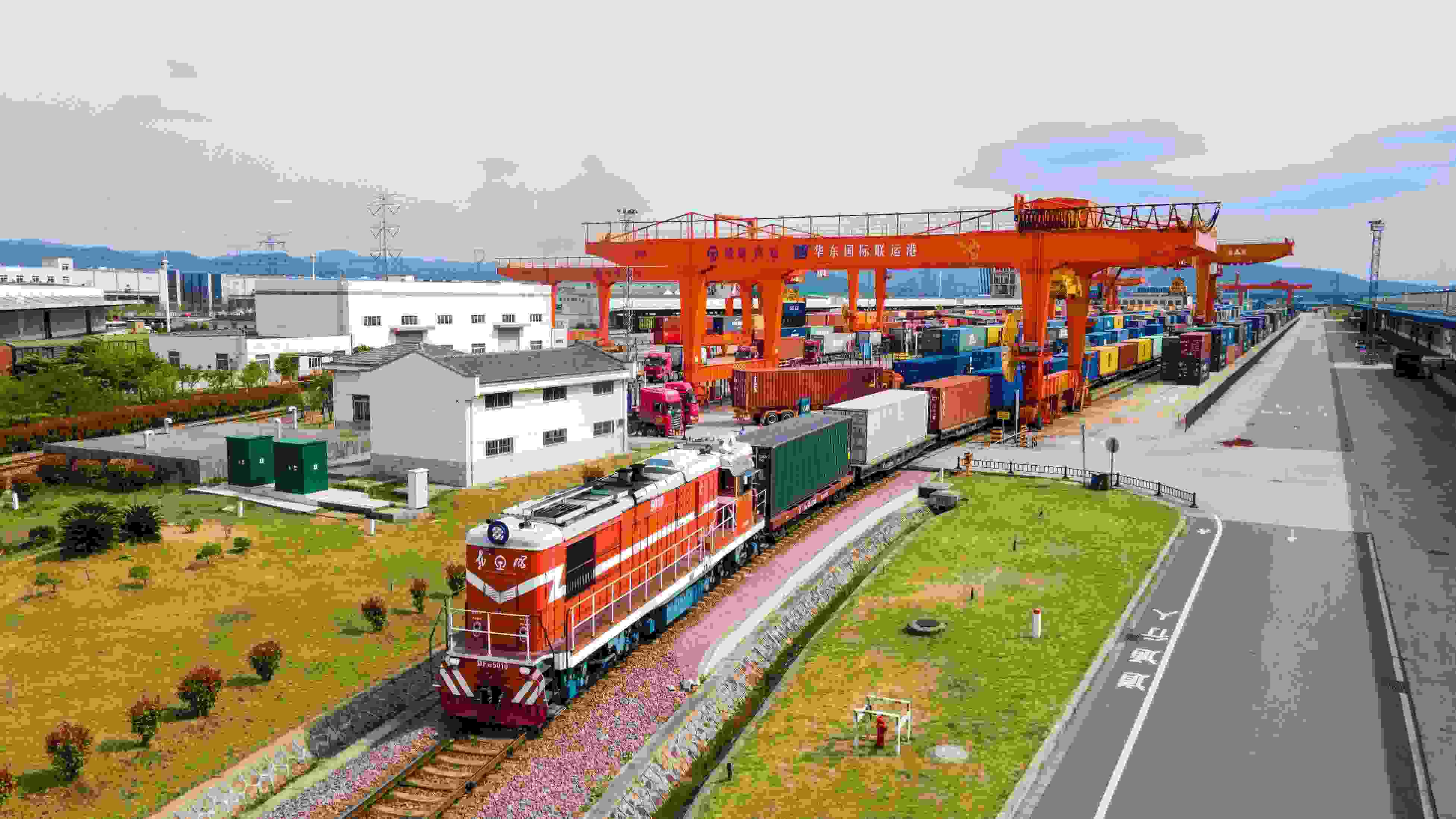 △2024年4月1日，浙江省金華華東國際聯運港，一列中歐班列裝載110個標箱日用百貨、電動工具、機械裝備等貨物從鐵路金華南貨場啟程駛往匈牙利布達佩斯。