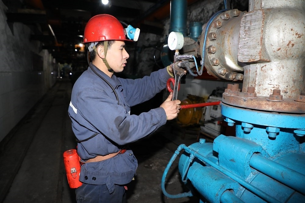 2024年4月30日，冀中能源峰峰集團新屯礦機電區(qū)副區(qū)長顧博在井下泵房檢修水泵。新華社發(fā)