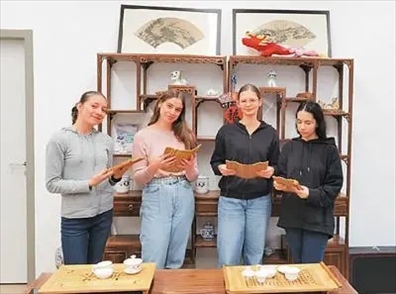 匈中雙語學(xué)校的學(xué)生胡靈月(左一)、宋智孝(右二)學(xué)習(xí)中國茶文化。
