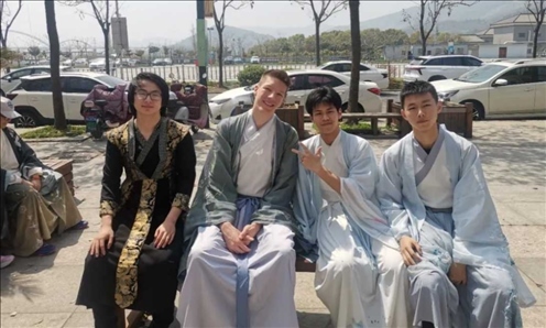 匈牙利學(xué)生與襄陽三十六中學(xué)生友好交流。