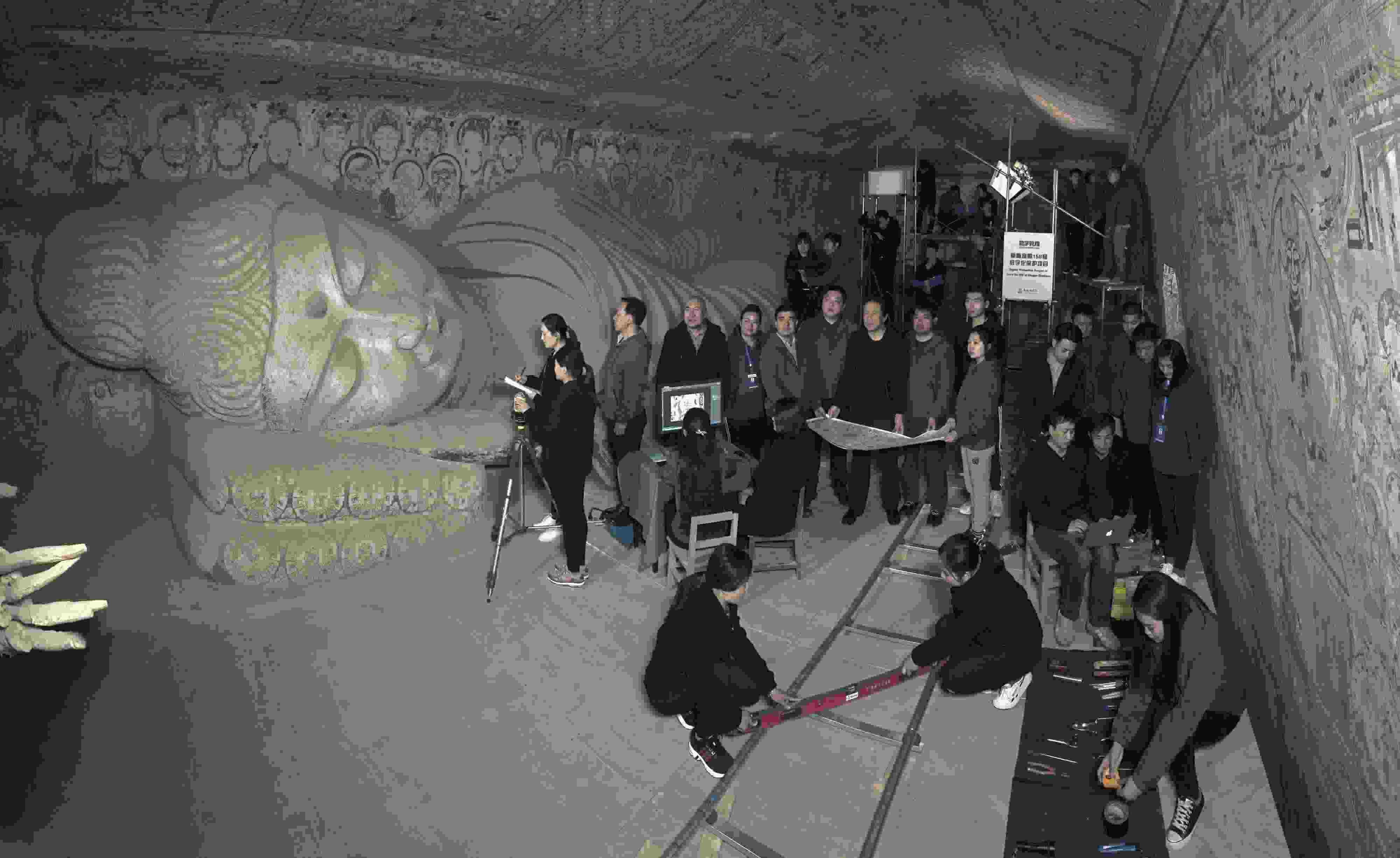 敦煌研究院文物數(shù)字化團(tuán)隊在莫高窟第158窟工作現(xiàn)場。敦煌研究院供圖