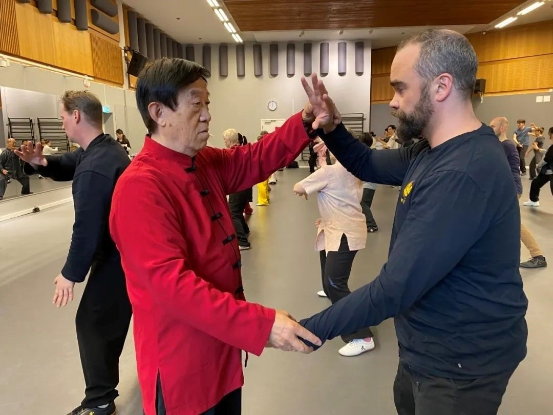 陳正雷老師親自示范指導(dǎo)。斯德哥爾摩中國文化中心供圖
