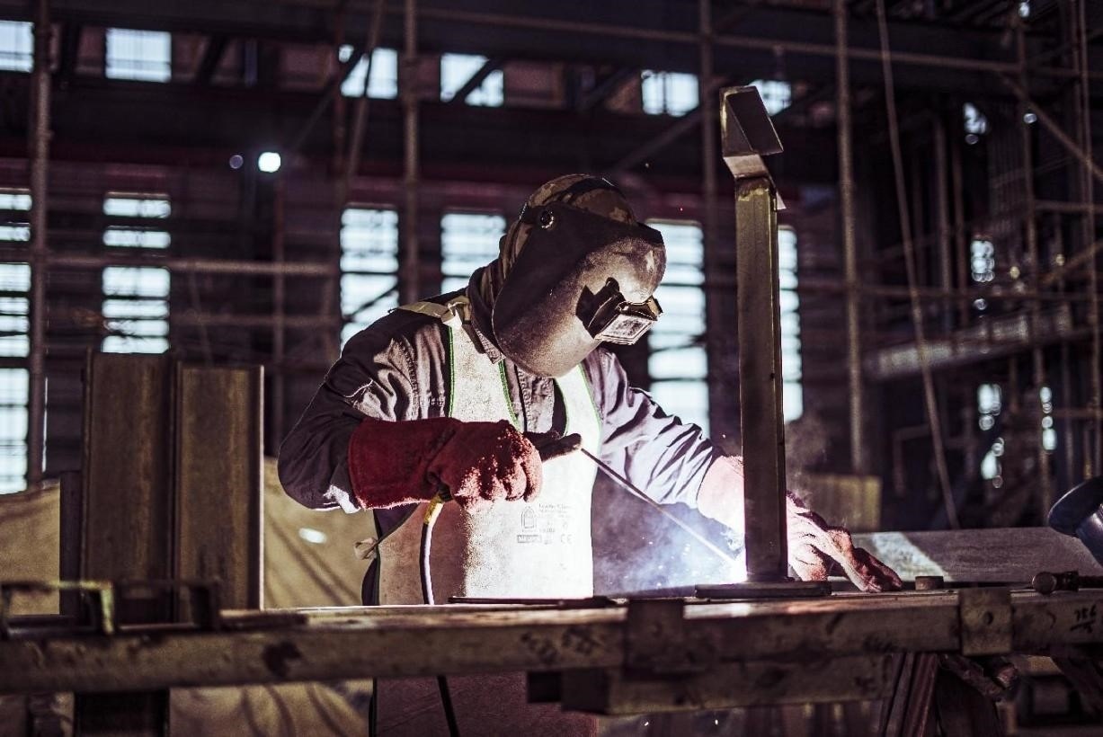 工人在沙特國王港項(xiàng)目現(xiàn)場(chǎng)進(jìn)行焊接操作。山東電建供圖