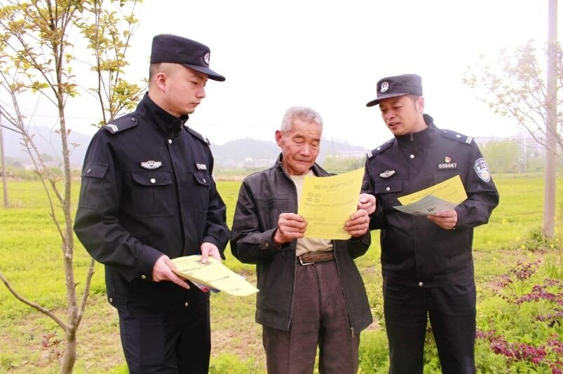 向村民宣傳反詐知識。