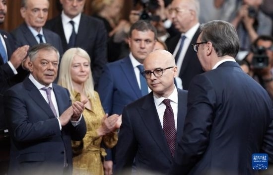  5月2日，在塞爾維亞貝爾格萊德，新一任政府總理武切維奇（中）出席就職儀式。新華社發(fā)（普雷德拉格·米洛薩夫列維奇攝）