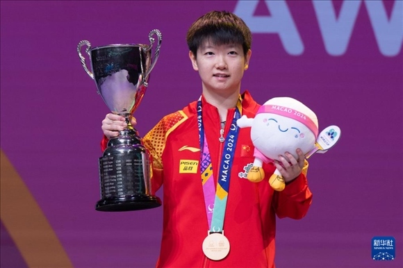 2024年4月21日，在2024年澳門國際乒聯(lián)女子世界杯決賽中，孫穎莎奪得冠軍。圖為孫穎莎在頒獎臺上。新華社記者 張金加 攝