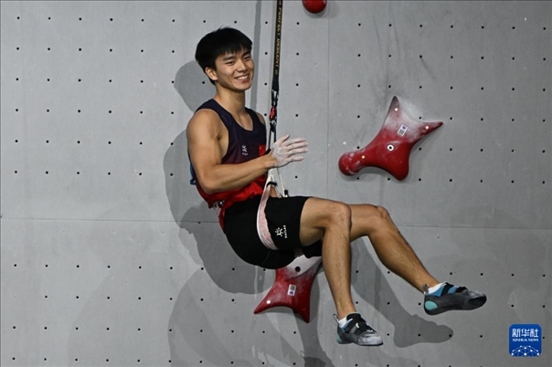 2024年4月13日，在江蘇吳江舉行的2024年國際攀聯(lián)攀巖世界杯（吳江站）男子速度決賽中，中國選手伍鵬獲得冠軍。圖為中國選手伍鵬在決賽后慶祝。新華社發(fā)（王須中攝）