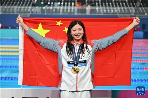 2024年2月13日，2024年世界游泳錦標(biāo)賽游泳項(xiàng)目女子100米蛙泳決賽在卡塔爾多哈舉行。圖為冠軍中國選手唐錢婷在頒獎儀式后慶祝。新華社記者 薛宇舸 攝