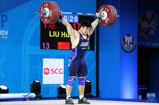 2024年4月8日，在泰國普吉島進(jìn)行的2024年舉重世界杯男子102公斤級比賽中，中國選手劉煥華獲得冠軍。圖為劉煥華在比賽中。新華社記者 王騰 攝