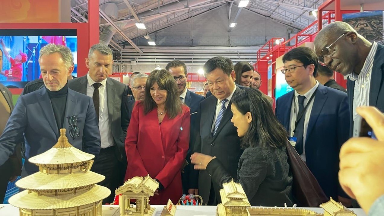 巴黎市市長安妮·伊達爾戈參觀展覽。主辦方供圖