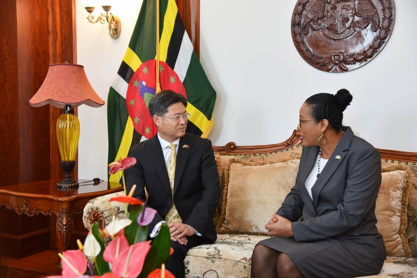 當(dāng)?shù)貢r(shí)間5月3日，中國(guó)新任駐多米尼克大使儲(chǔ)茂明（左）向多總統(tǒng)伯頓遞交國(guó)書(shū)。 中國(guó)駐多米尼克大使館供圖