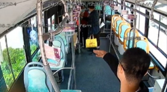 公交車上他一聲大吼！魏杰，好樣的！