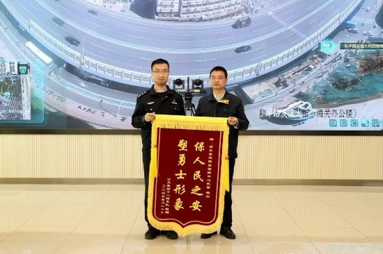 公交車上他一聲大吼！魏杰，好樣的！