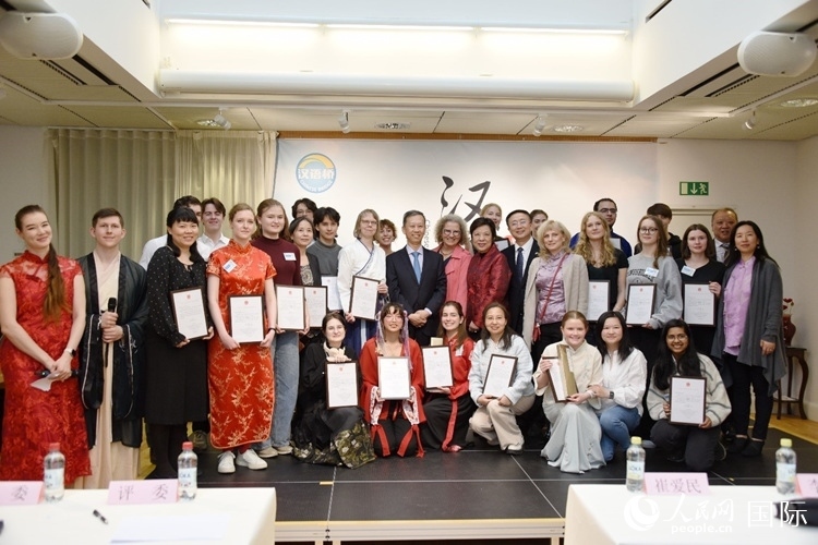 中國(guó)駐瑞典大使崔愛(ài)民、使館負(fù)責(zé)教育事務(wù)的黃立瓊參贊、預(yù)選賽評(píng)委老師和指導(dǎo)老師，以及所有獲獎(jiǎng)選手合影留念。人民網(wǎng)記者 殷淼攝