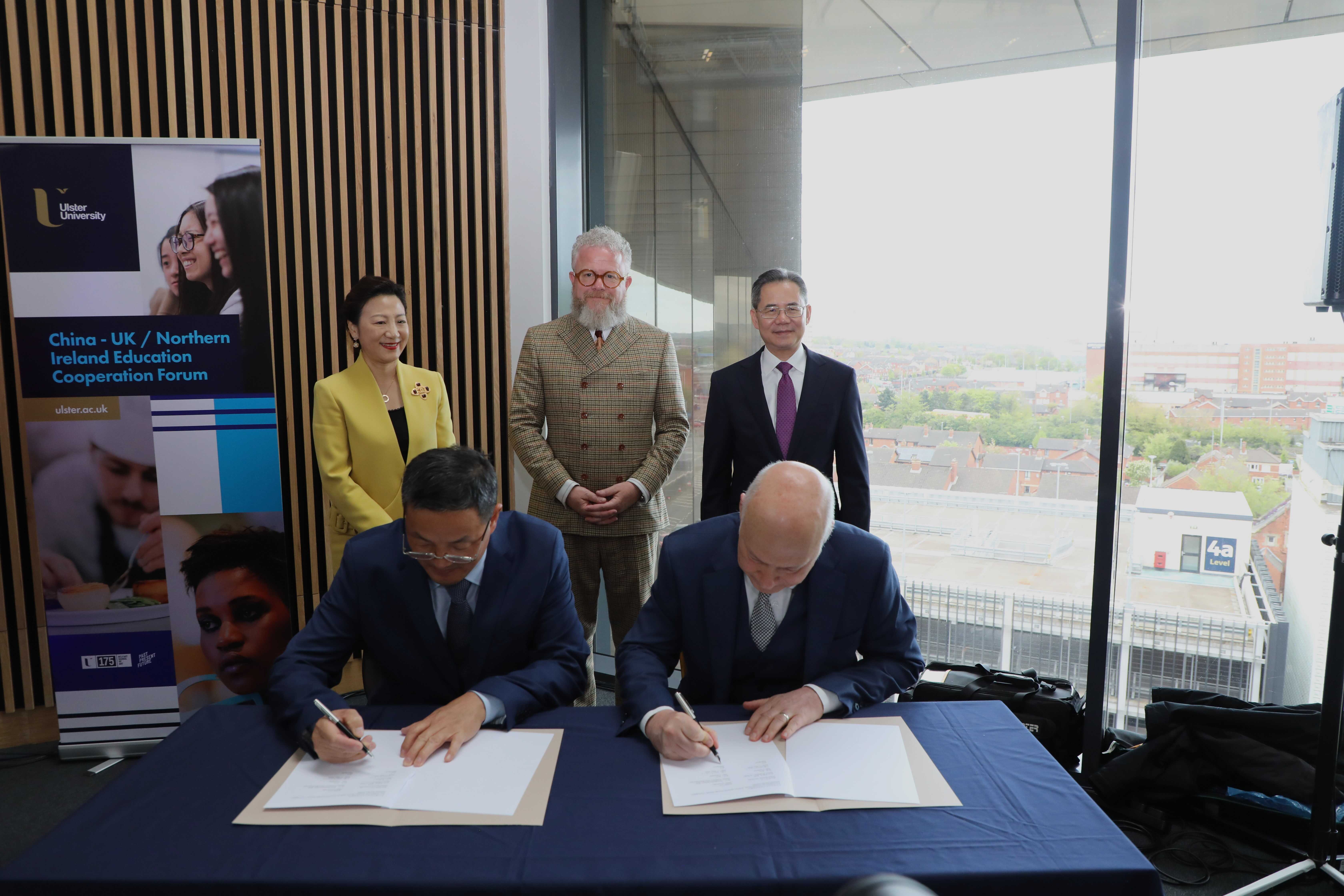 湖北師范大學(xué)同奧斯特大學(xué)簽署共建教育語(yǔ)言文化交流中心的協(xié)議現(xiàn)場(chǎng)。中國(guó)駐英國(guó)大使館供圖