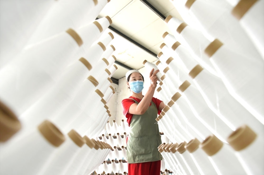 2024年5月1日，工人在山東省淄博市沂源縣悅莊工業(yè)園一玻纖企業(yè)整理加工的產(chǎn)品。新華社發(fā)（趙東山攝）