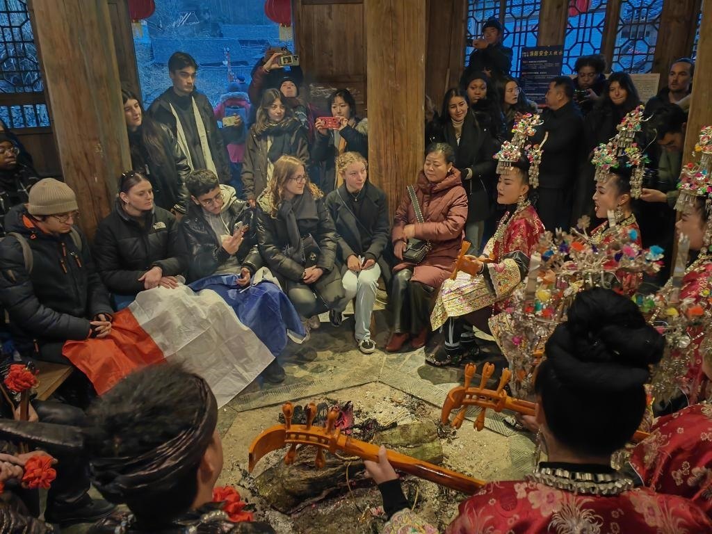 法國(guó)青年在榕江體驗(yàn)民俗文化。新華社記者 羅羽 攝