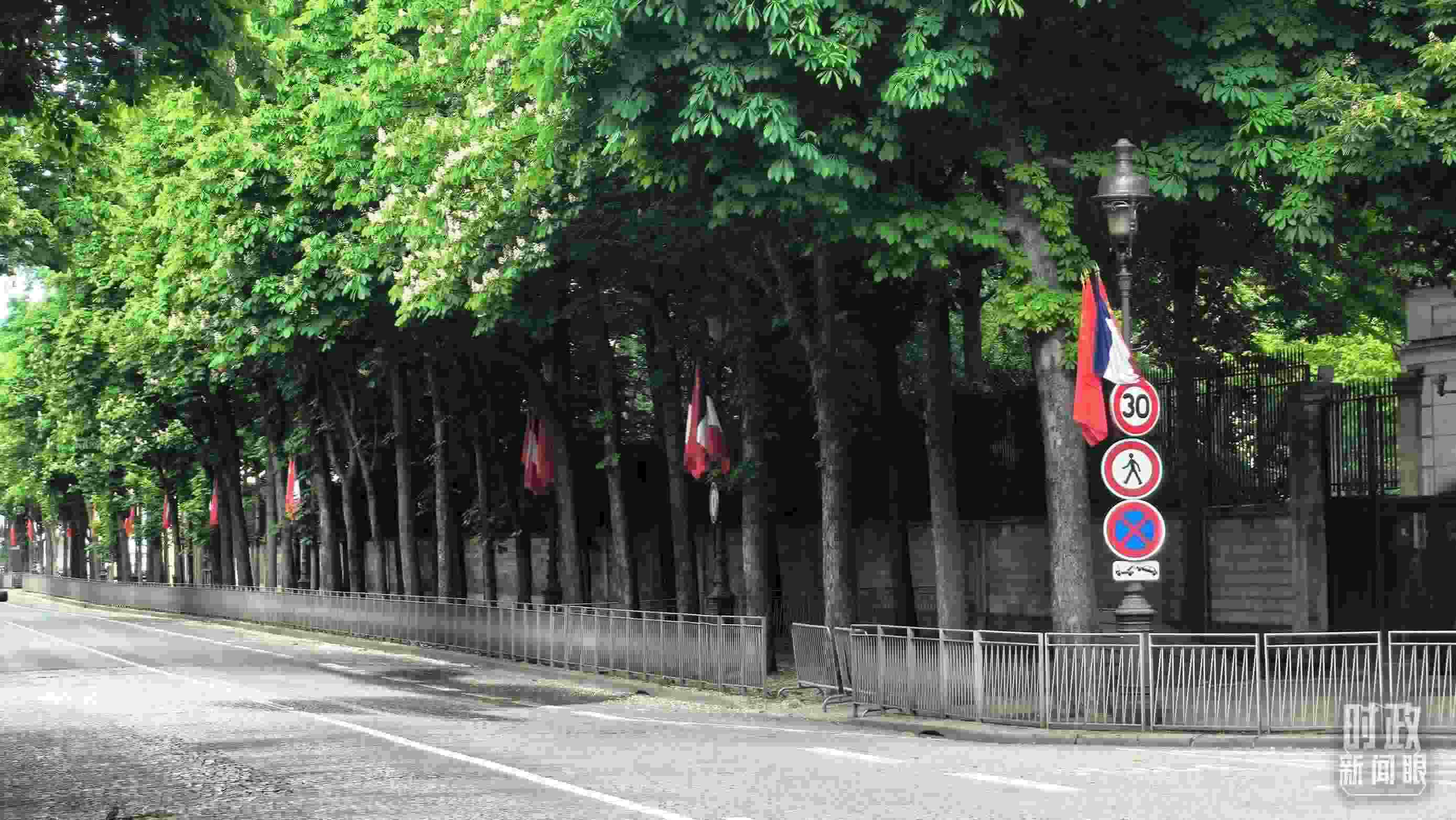 △巴黎道路兩側(cè)懸掛中法兩國(guó)國(guó)旗。（總臺(tái)央視記者鄂介甫拍攝）