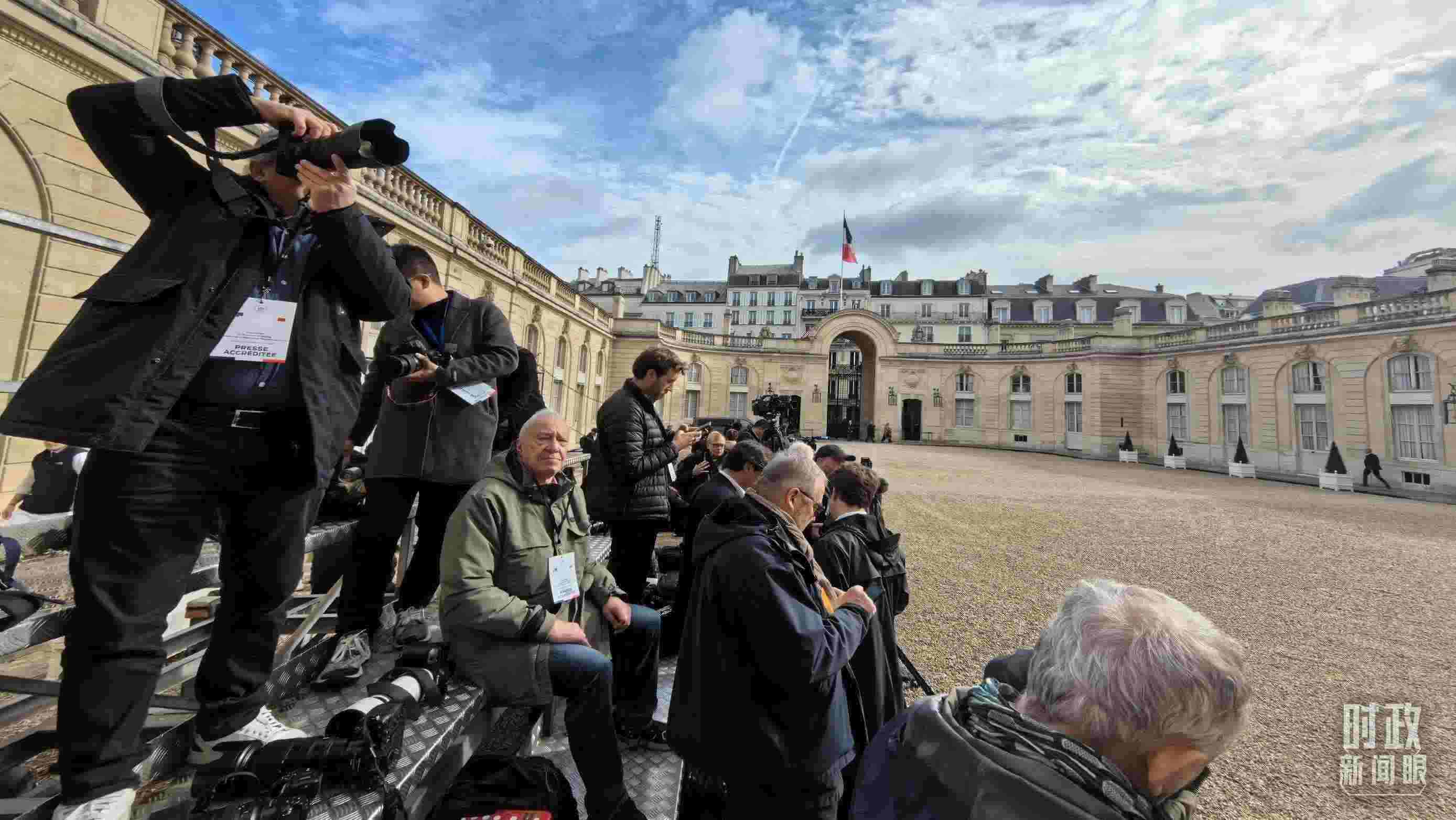 △媒體記者密切關(guān)注當(dāng)天活動(dòng)。（總臺(tái)央視記者陸泓宇拍攝）