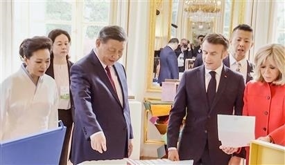 △當?shù)貢r間5月6日下午，在中法領導人會談前，習近平主席向馬克龍總統(tǒng)贈送中國翻譯的法國小說。