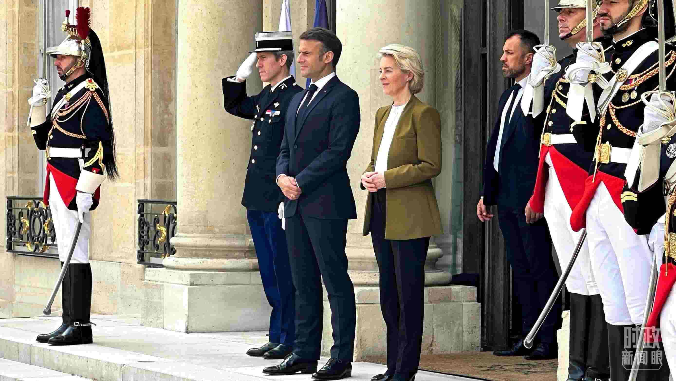 △中法歐領(lǐng)導(dǎo)人三方會(huì)晤后，馬克龍總統(tǒng)和馮德萊恩主席將習(xí)主席送至上車處。（總臺(tái)央視記者關(guān)舟拍攝）