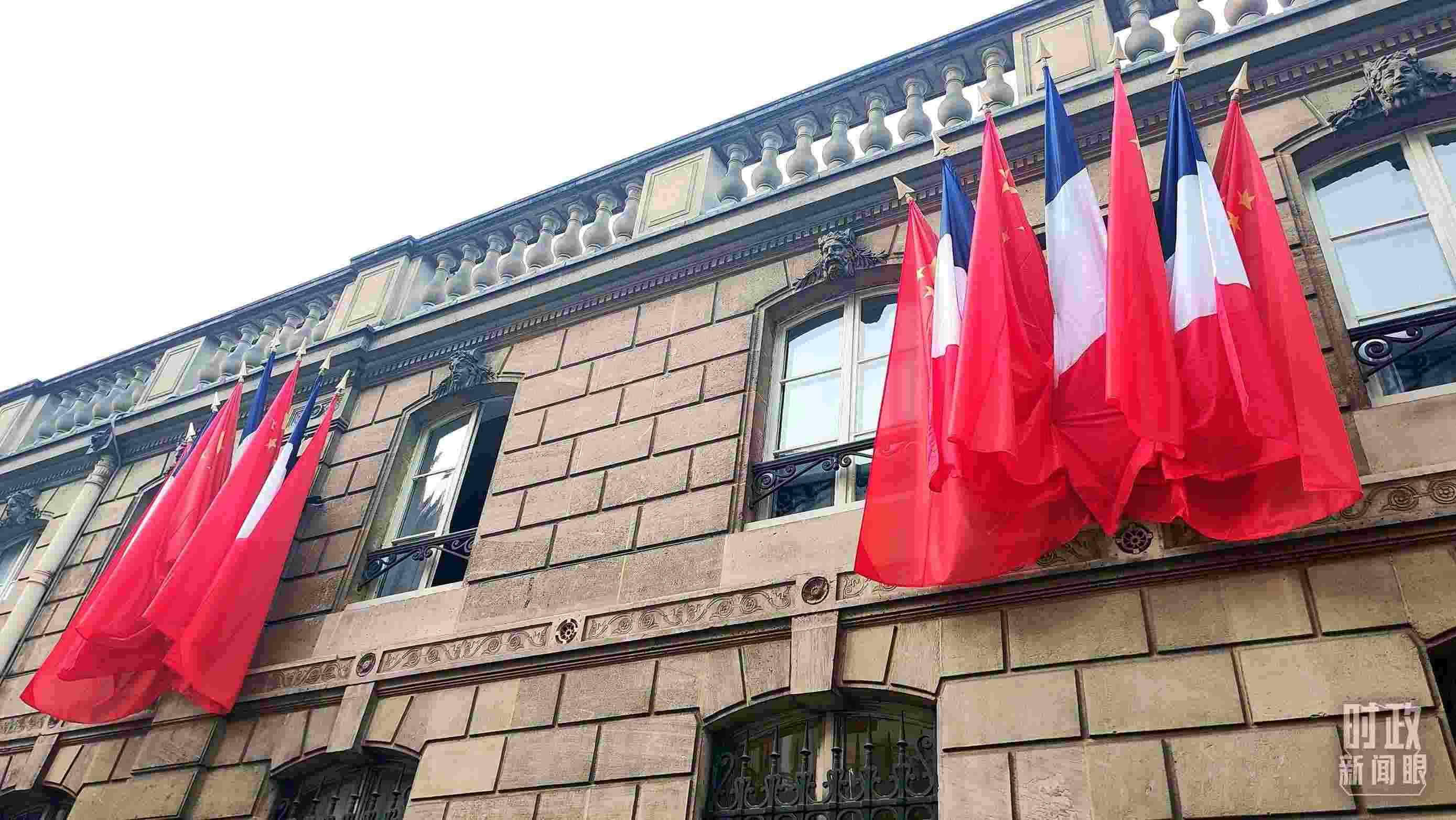 △中法歐領(lǐng)導(dǎo)人三方會(huì)晤地點(diǎn)——愛麗舍宮懸掛中法兩國(guó)國(guó)旗。（總臺(tái)央視記者劉琦拍攝）