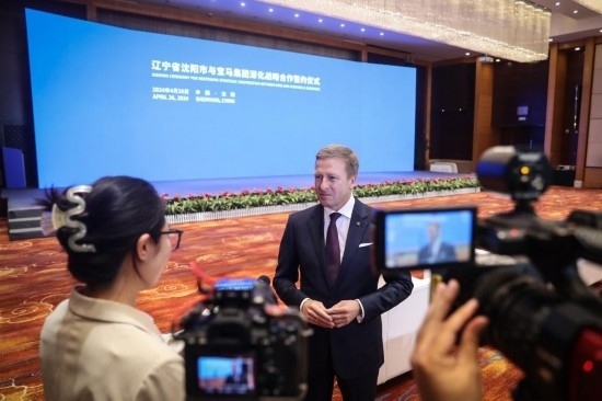 4月26日，寶馬集團(tuán)董事長齊普策接受采訪。新華社記者 潘昱龍 攝