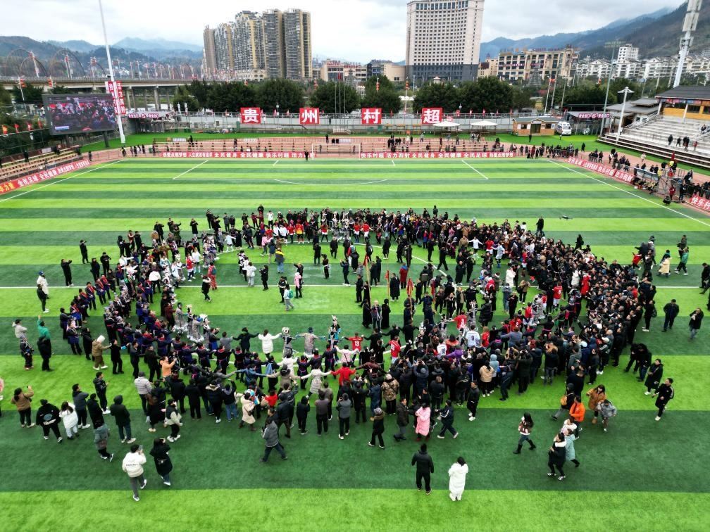 比賽結(jié)束后，兩隊(duì)隊(duì)員、親友團(tuán)和大批觀眾手拉手跳起侗族舞蹈。新華社發(fā)（王炳真攝）