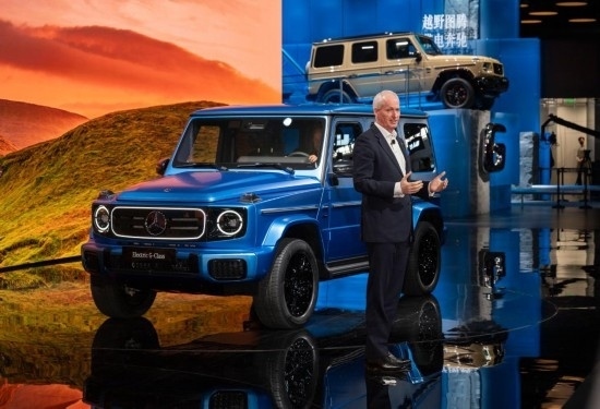 4月25日，在北京中國國際展覽中心順義館舉行的2024北京車展上，梅賽德斯—奔馳集團(tuán)股份公司董事會成員唐仕凱介紹梅賽德斯—奔馳純電G級越野車。新華社記者 才揚(yáng) 攝