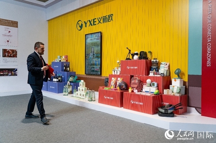 “義新歐”中歐班列（義烏—馬德里）開行十周年成果展上展出班列運(yùn)送的各類商品。大衛(wèi)·阿瑪爾攝